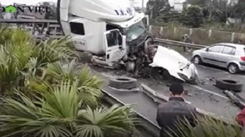 Hiện trường kinh hoàng vụ xe container đâm xe chở công nhân