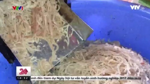 Giật mình công nghệ sản xuất nem chua rán tẩm hóa chất