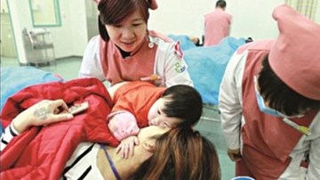Bé 10 tháng tuổi quyết không rời mẹ bị thương vì tai nạn xe buýt