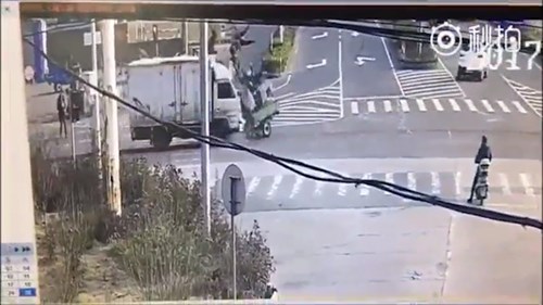 Đâm trực diện xe tải, 8 người bị hất tung lên trời rồi rơi xuống đất
