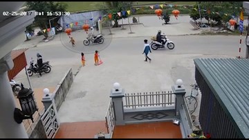 Bé trai chạy qua đường bị xe máy húc văng 5 mét