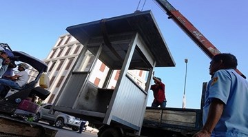 Tháo dỡ vọng gác Công an, cẩu xe biển xanh đòi vỉa hè
