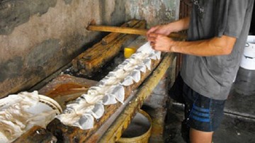 Bắt quả tang cơ sở sản xuất đậu khuôn pha thạch cao