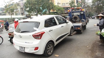Cẩu xế hộp chiếm lòng đường Hà Nội