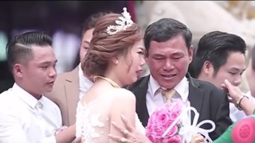 Xúc động khoảnh khắc người cha rơi nước mắt trong ngày con gái lên xe hoa