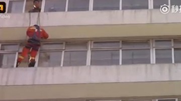 Lính cứu hỏa tung cước đạp người định nhảy lầu tự tử bay ngược vào phòng