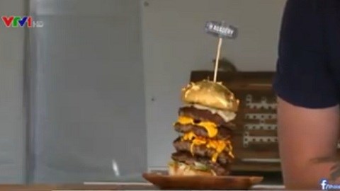 Cận cảnh bánh hamburger dát vàng 24K giá 1,4 triệu đồng siêu xa xỉ