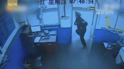 Liều mạng cứu đồng nghiệp thoát khỏi xe tải mất phanh