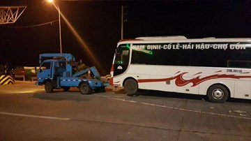 Hà Nội: Xe khách phản đối chuyển bến bị cẩu đi trong đêm