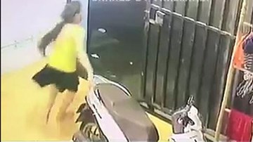 Trộm rình rập trước cửa nhà bị cô gái đuổi chạy trối chết