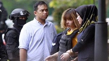 Đoàn Thị Hương mặc áo chống đạn rời tòa