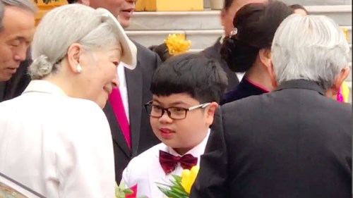 Cậu bé Việt có vinh dự tặng hoa Nhà vua và Hoàng hậu Nhật là ai?