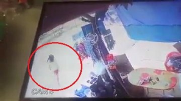 Bé gái đột ngột băng qua đường bị xe máy tông văng