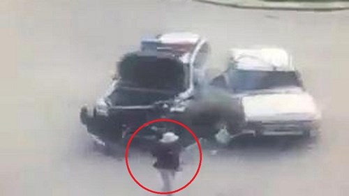 2 ôtô đâm nhau, người đi bộ thoát chết thần kỳ như phim hành động