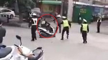 Xe máy rồ ga vùng thoát khỏi vòng vây của CSGT