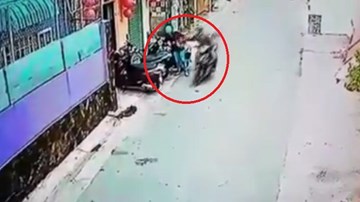 Vừa mở cốp xe, cô gái bị cướp giật phăng túi xách, ngã dúi dụi