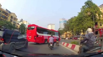 Xe khách thản nhiên rẽ vào đường cấm giữa thủ đô