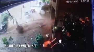 Ôtô lao lên vỉa hè, cày nát loạt xe máy, người đàn ông thoát chết thần kỳ