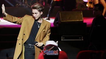 Sơn Tùng hát 