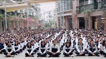 Ứa nước mắt clip hơn 3.000 học sinh hát chúc thầy Văn Như Cương mau khỏe