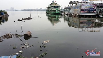 Hồ Tây ngập rác thải sau di dời nhà nổi
