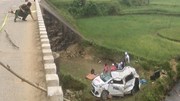 Taxi rơi xuống cầu, 6 người thương vong