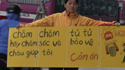 Phụ nữ Hàn Quốc cầm biển chặn dòng xe leo vỉa hè ở HN
