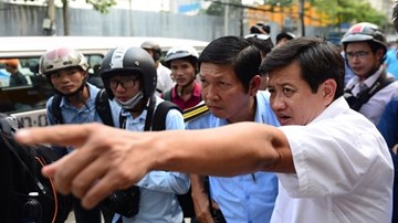 Cẩu 5 bức tượng của khách sạn 4 sao 'lấn' vỉa hè ở phố Nguyễn Huệ