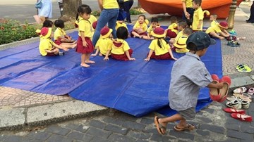 Cậu bé ve chai xếp dép cho người khác và cái kết