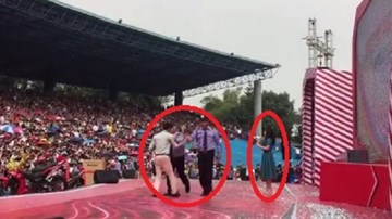 Thùy Chi 'đứng hình' khi bất ngờ bị fan cuồng cưỡng hôn trên sân khấu