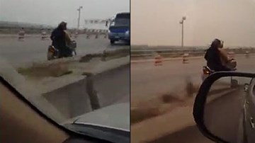 Xe máy lao vun vút ngược chiều trên cầu Thanh Trì
