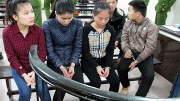 Clip 3 cô gái trẻ ra tòa trong vụ sát hại cán bộ công an