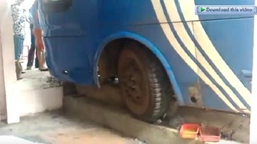 Xe chở công nhân lao vào quán cà phê, 2 phụ nữ bị thương nặng