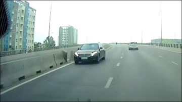Lỡ nhầm đường, ôtô quyết đi ngược chiều trên cầu vượt Quốc lộ 5