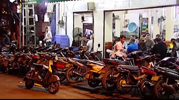 Cận cảnh các quán bia vỉa hè Hà Nội