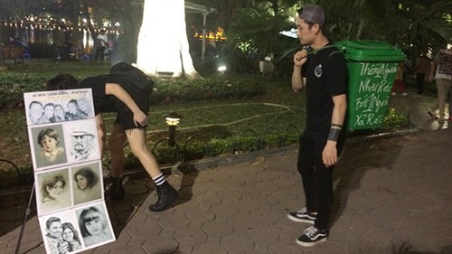 Thanh niên địu thùng nhặt rác trên phố đi bộ