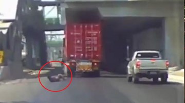 Xe tải đánh lái ngoạn mục, né người đàn ông 'chán sống' trong tích tắc