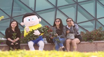 Chàng trai giấu mặt tặng 600 bông hồng cho phụ nữ Đà Lạt