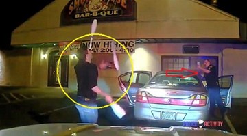 Bị nghi say rượu, tài xế tung hứng 'thần sầu' trước mặt cảnh sát