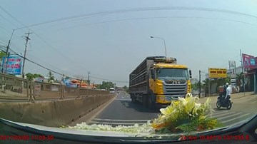 'Hung thần' xe tải ngang nhiên đi ngược chiều trên quốc lộ