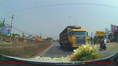 'Hung thần' xe tải ngang nhiên đi ngược chiều trên quốc lộ