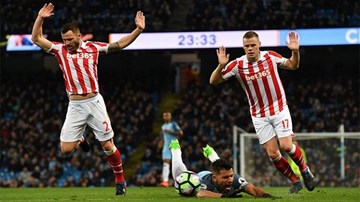 Pep bất lực, Aguero tịt ngòi, Man City bị chia điểm
