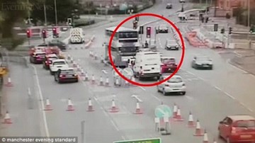 2 siêu xe Audi rượt nhau trên phố, suýt đâm chết người đi bộ