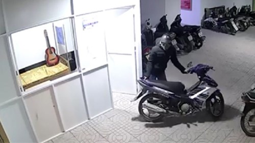 Trộm đột nhập chung cư, vô tư dắt xe máy đắt tiền