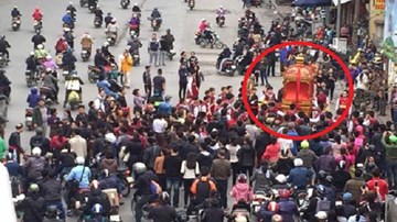 Người dân Hà Nội đổ xô ra đường xem 