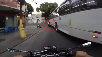 Bị xe buýt cuốn vào gầm, biker đứng dậy như không có gì xảy ra