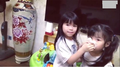 Yêu phát hờn hai cô nhóc 'bắn' tiếng Anh 'siêu chuẩn'
