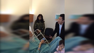 Tùng Dương xúc động hát tặng thầy Văn Như Cương bên giường bệnh