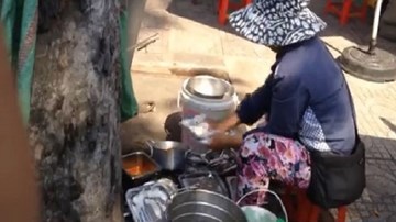 Nhìn cảnh hãi hùng này ai còn dám ăn ở hàng quán vỉa hè?