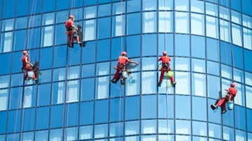 Thợ lau kính sống sót kỳ diệu dù bị ngã từ tầng 47